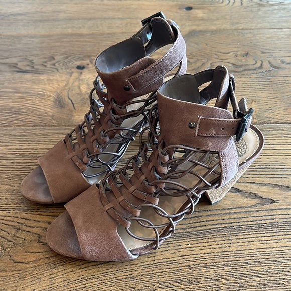 Vince Camuto size 7 brown strap he‎ heal - Picture 1 of 6
